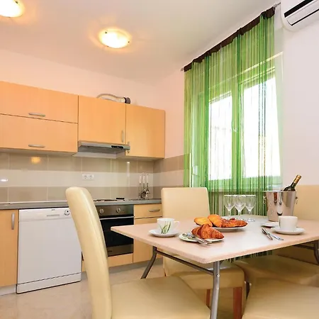 In With Swimming Pool Нин