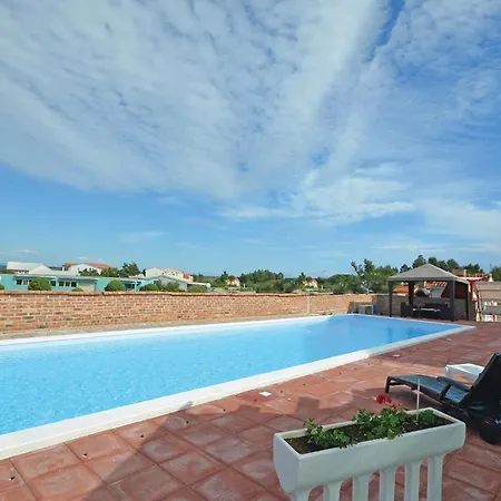 In With Swimming Pool Апартаменты Нин