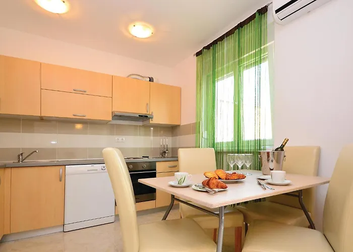 In With Swimming Pool Нин