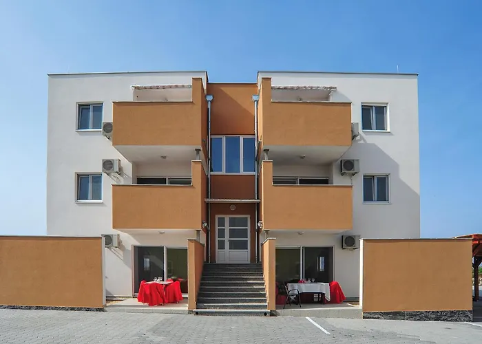 In With Swimming Pool Нин